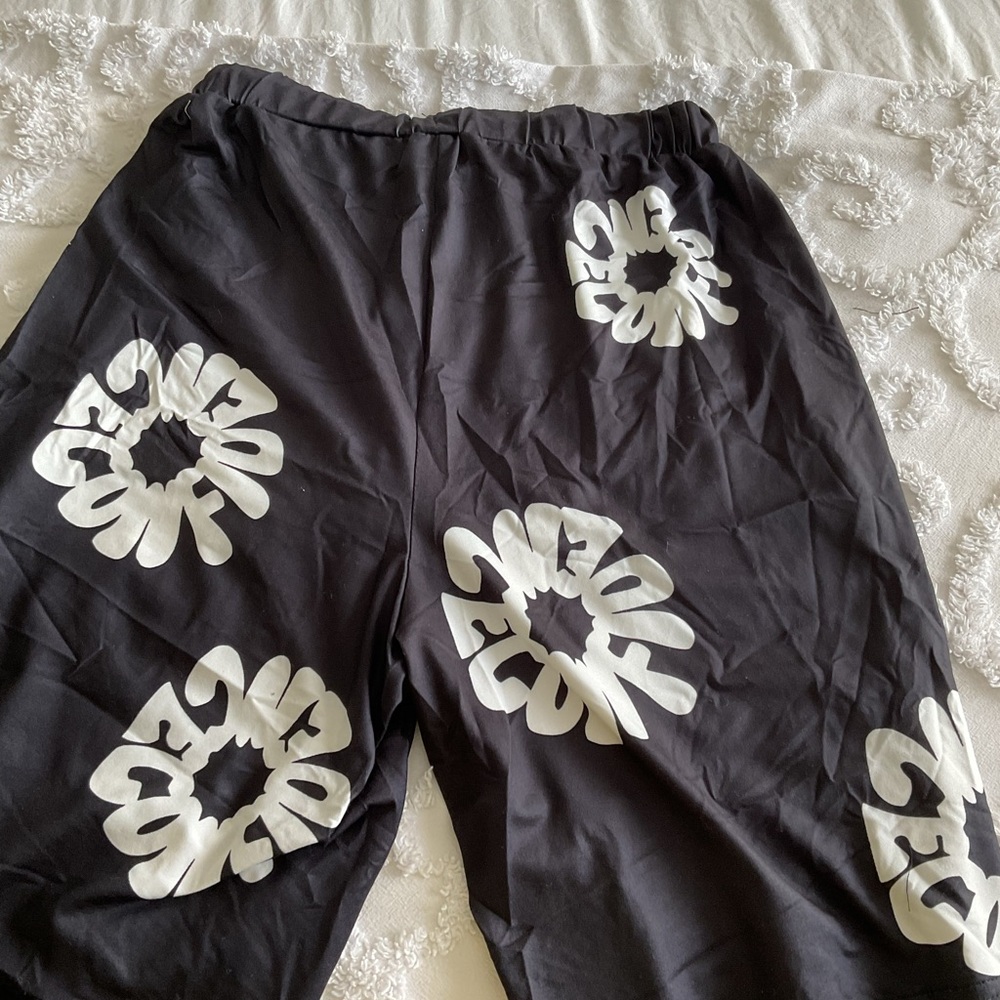 SHEIN Boys Black and White Athletic Shorts with Bold Floral Design - Picture 2 of 5